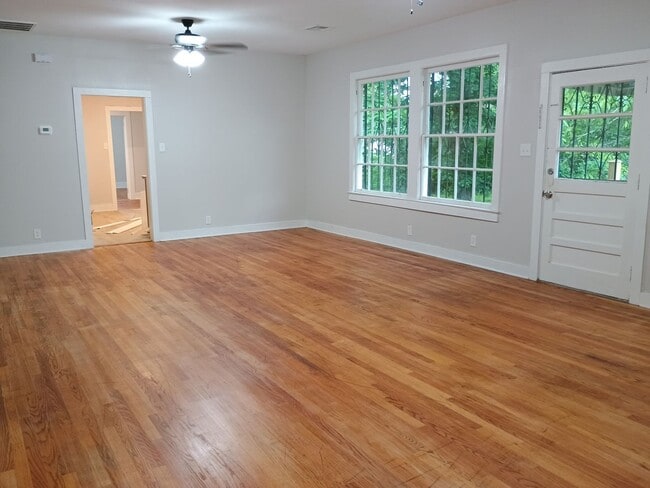Building Photo - Five bedroom rental
