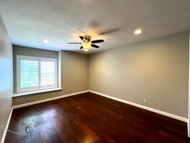 Building Photo - 4 bed, 3 bath located in Anaheim!