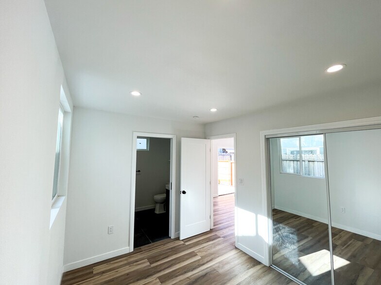 Bedroom with mirrored closet doors - 166 Comstock Dr