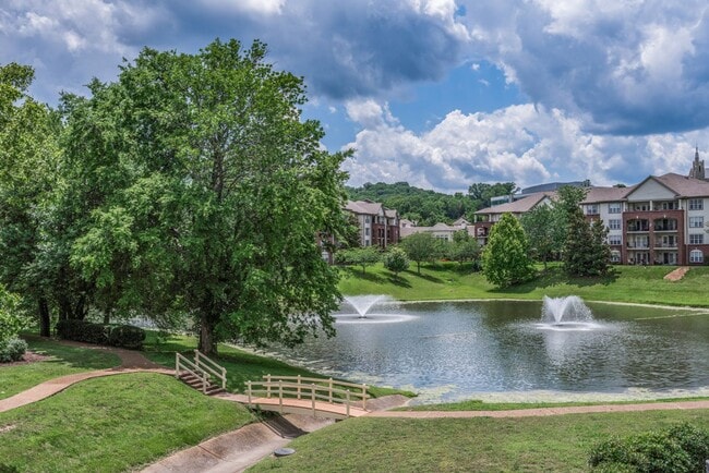 Building Photo - Beautiful Two Bedroom Green Hills Condo Wi...