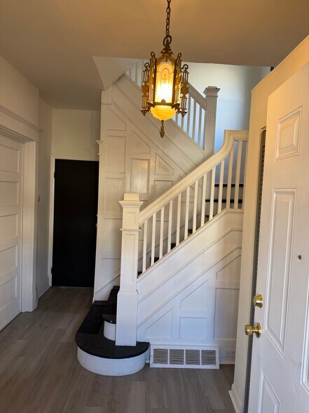 Building Photo - 43 Stewart Ave