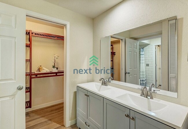 Building Photo - 2 Bed and 1.5 Bath Stunning Townhome is Available for Rent!
