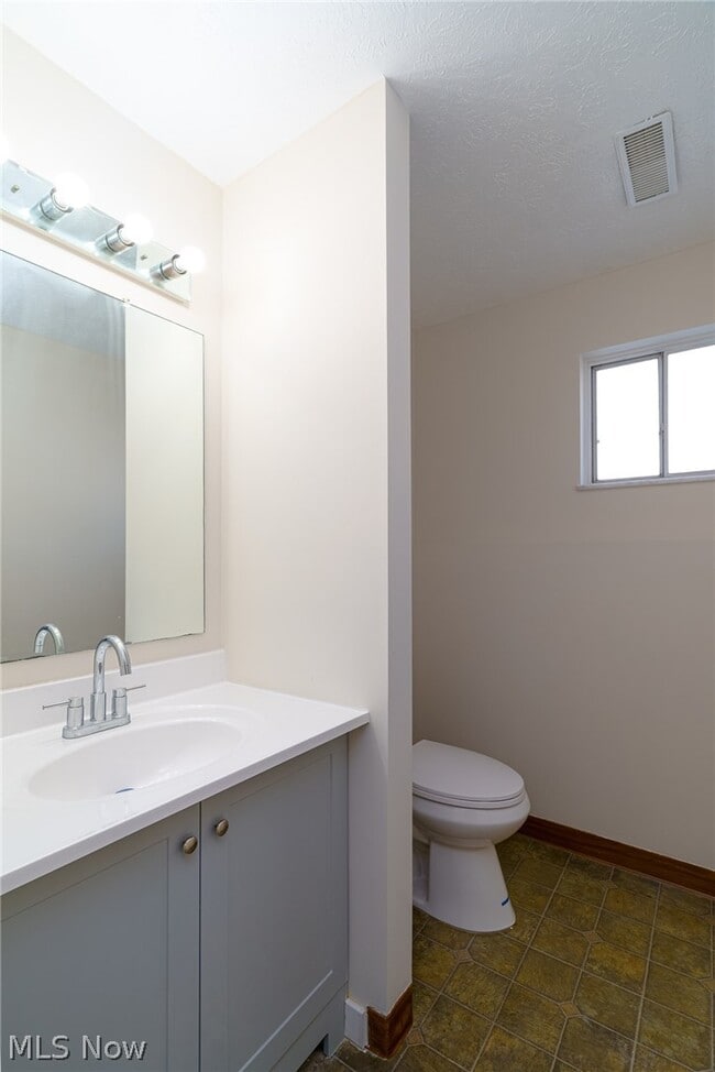 Building Photo - 8671 Ashwood Dr