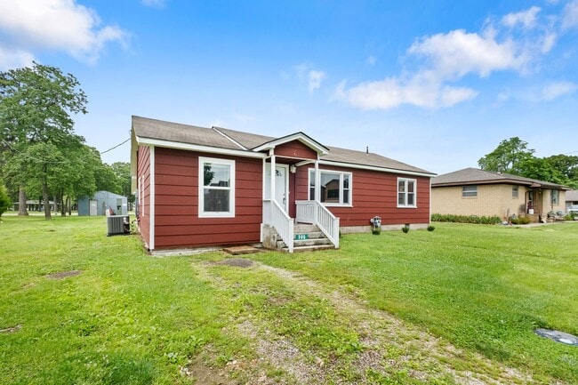 Building Photo - 3 Bed, 2 Bath Home Available in Gentry!