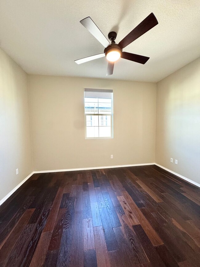 Building Photo - Newer Built Townhome with Solar in Gated Community! Pet-Friendly!