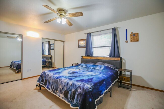 Building Photo - Spacious 3 Bedroom 2 bath with Solar Panels