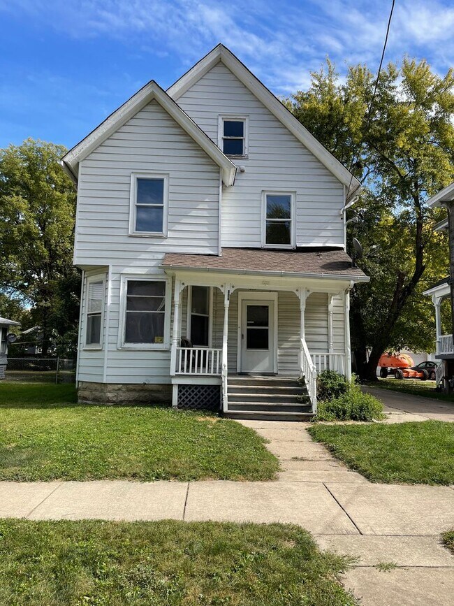 Building Photo - 449 Iowa Ave