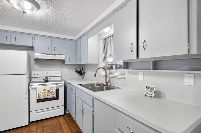 Building Photo - 8905 Tropical Palm Way