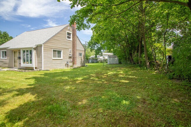 Building Photo - 2 BD 1 BA North Colonie Schools