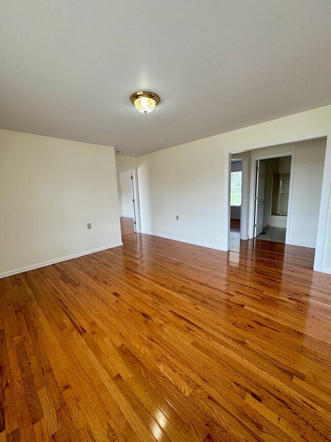 Building Photo - House for Rent in Broadway