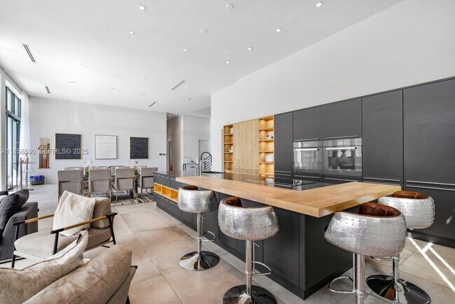 Building Photo - 2700 NE 18th St