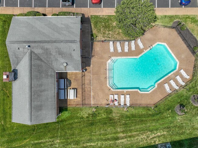 Building Photo - FULLY FURNISHED 2BR CONDO WITH MONTHLY LEASE TERMS