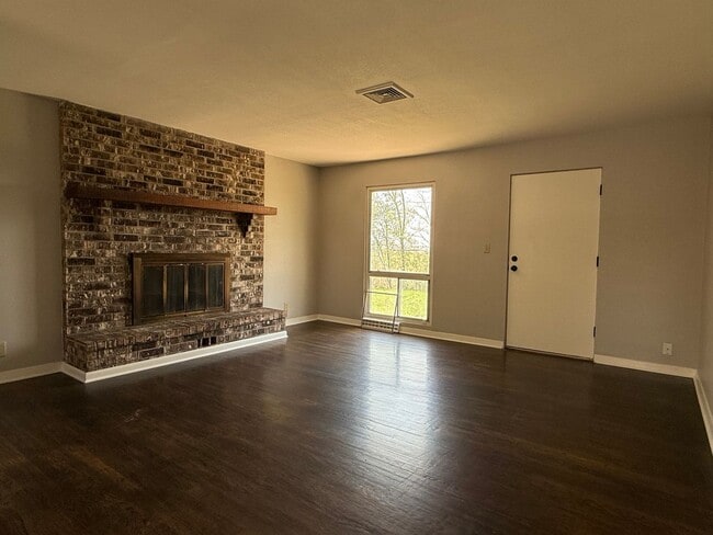 Building Photo - 2 bedroom 1 bath with carport in Washburn Rural School district