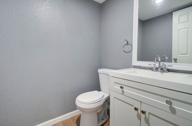 Building Photo - 2202 W Glenrosa Ave