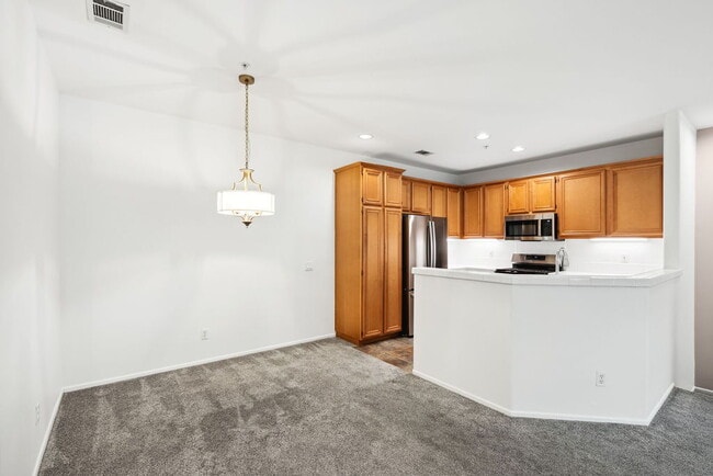 Building Photo - "Luxurious 2-Bed Condo Retreat with Fireplace & Pool Oasis in Ventura!"