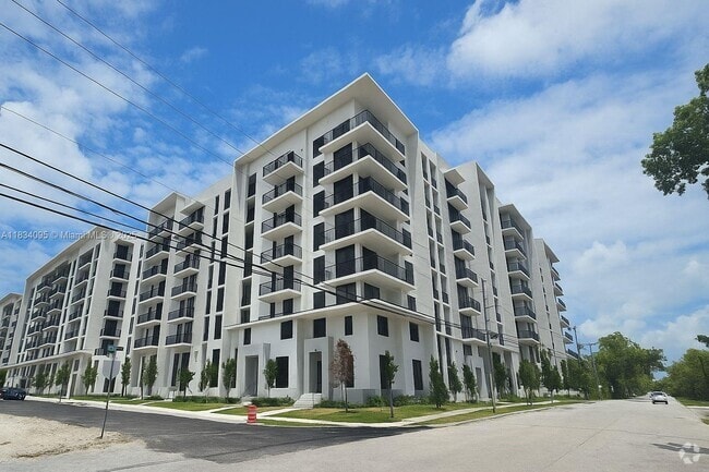 Building Photo - 12640 NE 12th Ave