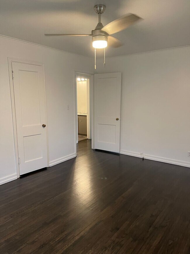 Building Photo - Fully Updated Home Just A Short Distance T...