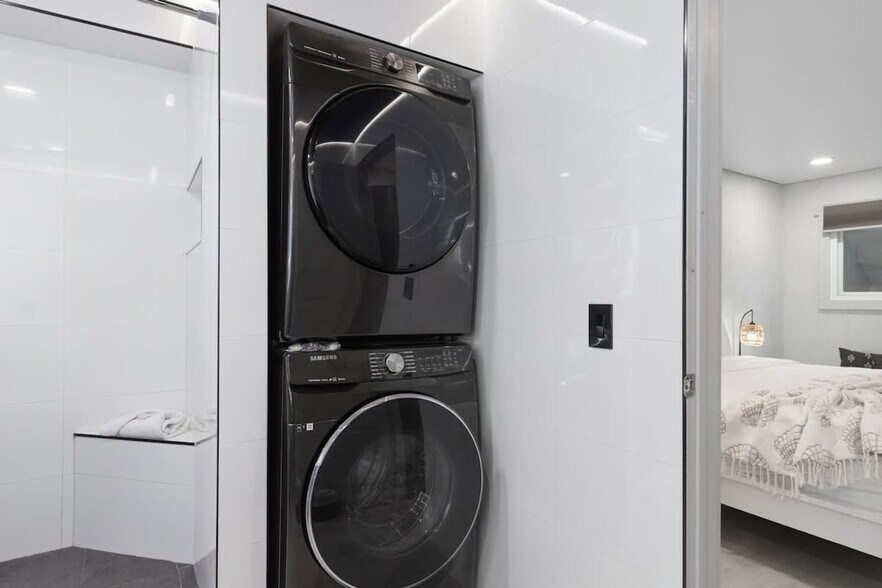 Building Photo - 8743 Thomas Dr