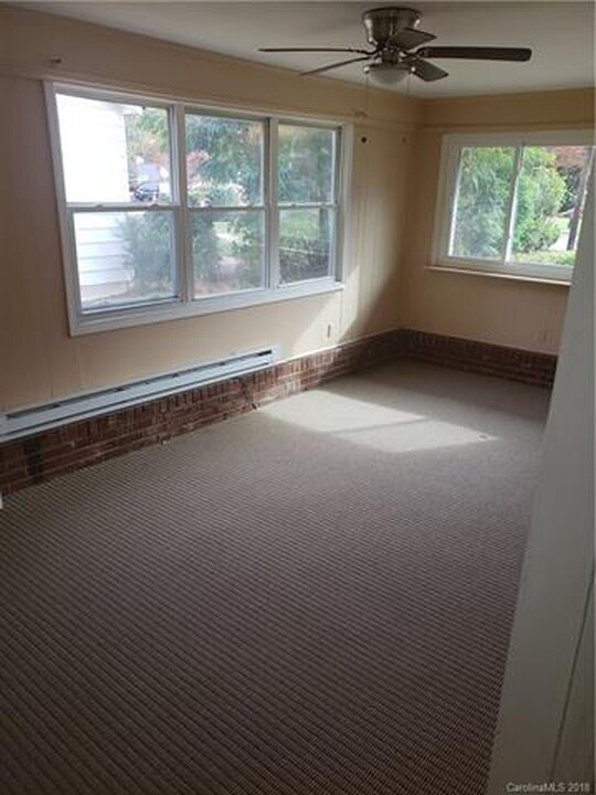 Bonus Room - 2708 Lasalle St