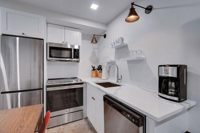 Building Photo - 505 E Travis St