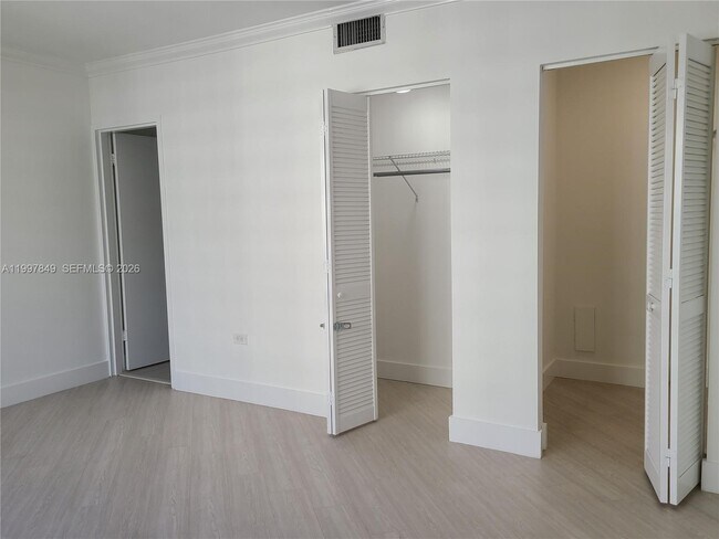 Building Photo - 999 Brickell Bay Dr