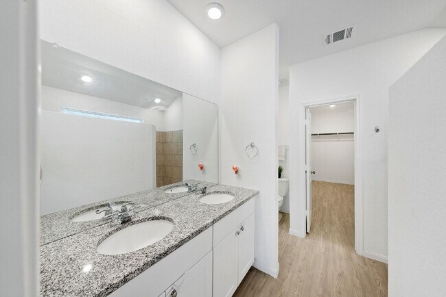 Building Photo - Primary Closet Made for Kings & Queens - UP TO 1 MONTH FREE RENT AVAILABLE!
