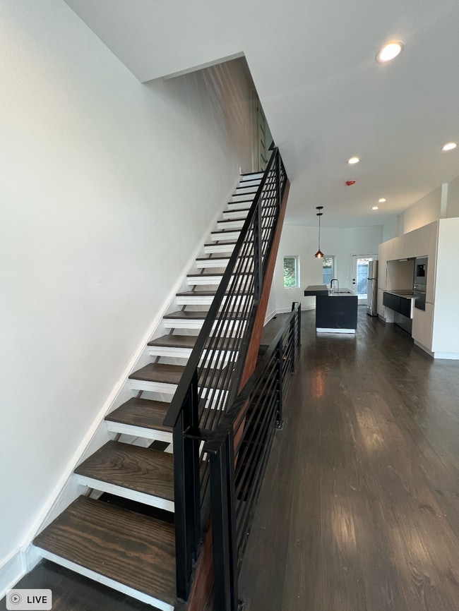 Building Photo - Stunning 3 bedroom, 2 bath Townhouse in Alta Vista Development