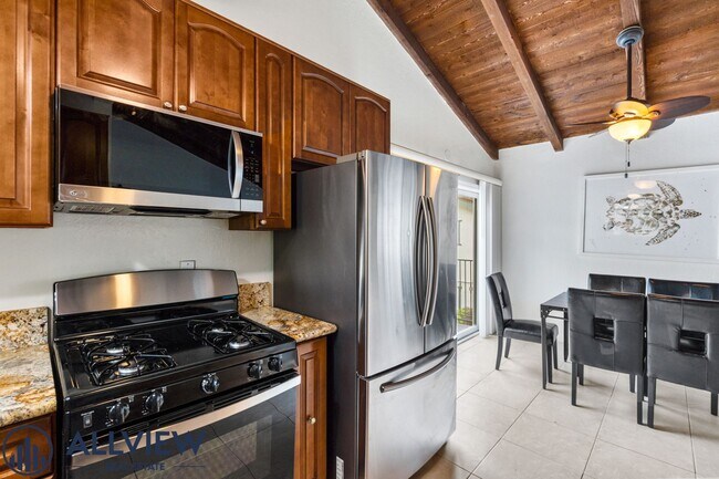 Building Photo - Highly upgraded 3 bed 2 bath condo availab...