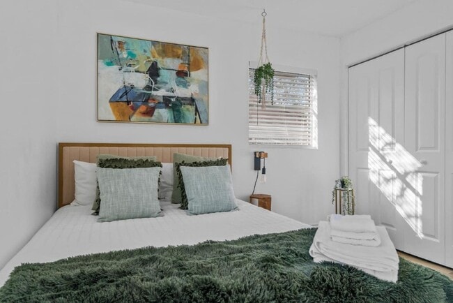 Building Photo - Modern 4BR South Tampa Home | Yard | Near the Bay