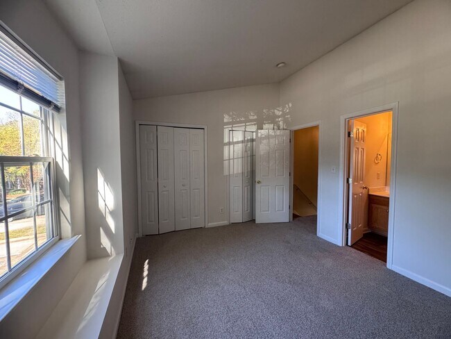 Building Photo - Wonderful 2BR 2.5BA Townhome with All Appl...