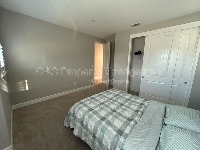 Building Photo - 5243 Comfrey St