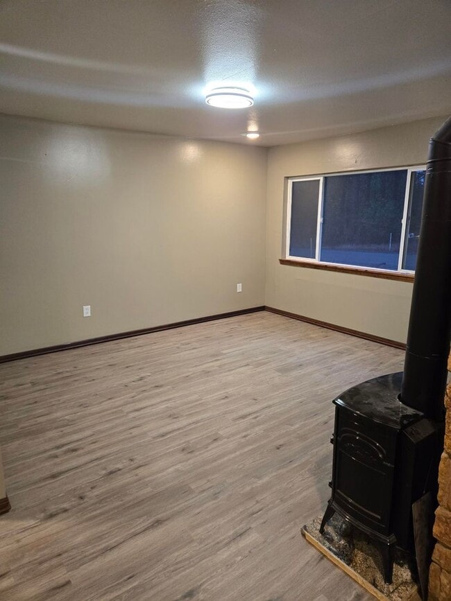 Building Photo - 2 Bedroom 1 Bath Rancher Close to Deer Park