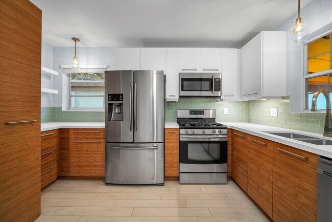 Building Photo - Beautiful home in quiet neighborhood