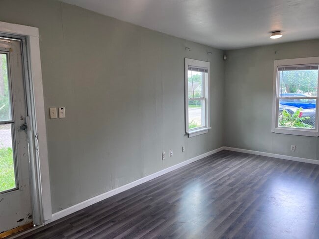 Building Photo - 3011 Saner Ave