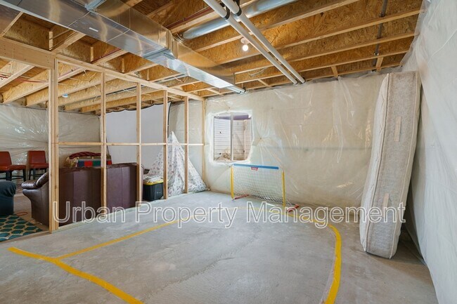 Building Photo - 4082 N Poplar Dr