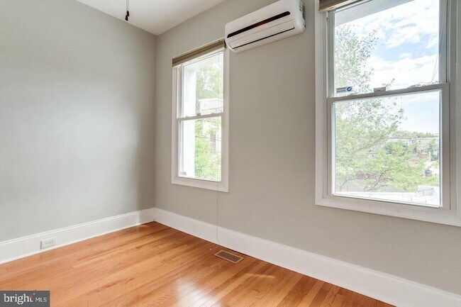 Building Photo - 1417 G St NE