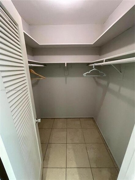 Building Photo - 3100 N Palm Aire Dr