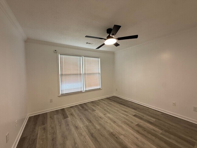 Building Photo - 425 Autumnwood Dr SW