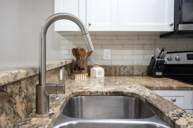 Building Photo - 1313 E Cayuga St