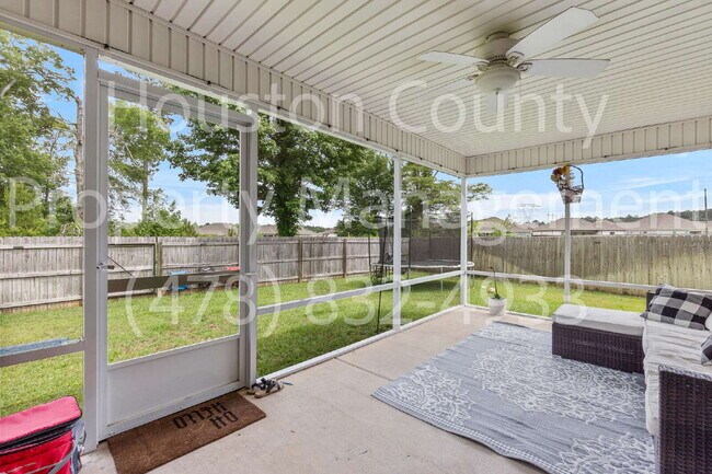 Building Photo - "Charming 3-Bedroom Home with 2 Full Baths...