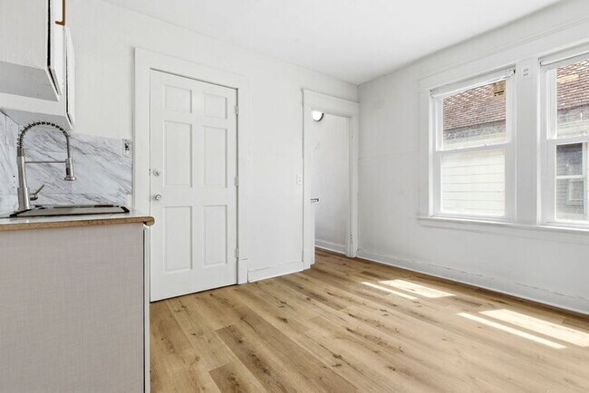 Building Photo - 2935 E 121st St