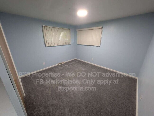 Building Photo - 622 W Laclaire Ln