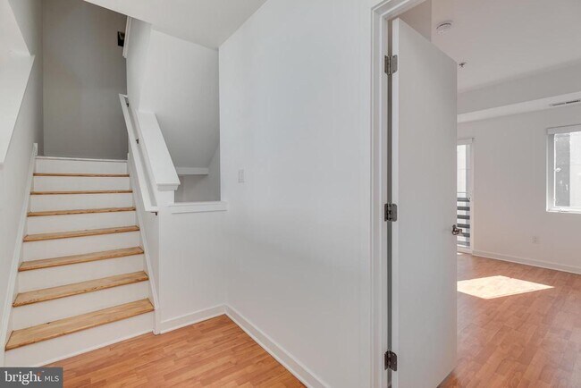 Building Photo - 228 W George St