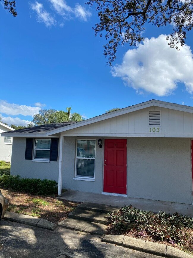 Building Photo - 1/1 Condo Within Walking Distance to Brandon Mall