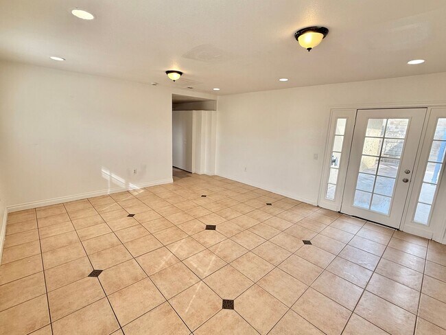 Building Photo - Spacious 4 Bedroom, 3 Bathroom Home with Driveway