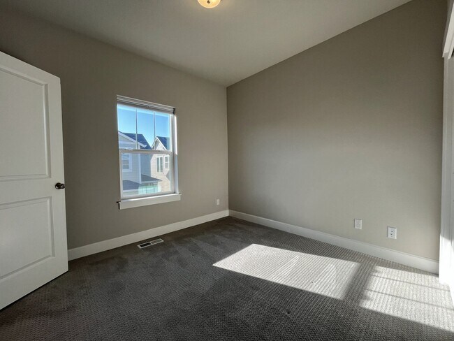 Building Photo - 3-Bedroom Home in Reed’s Crossing with Luxurious Primary Suite & Open Floor Plan, Fireplace, Wash...