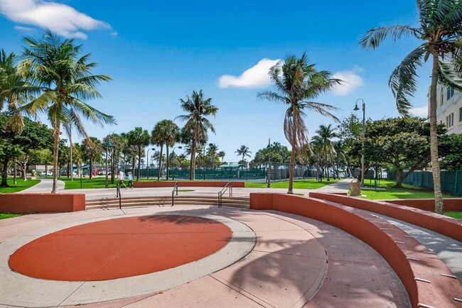 Building Photo - 1750 N Bayshore Dr