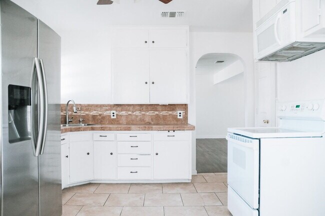 Building Photo - Cute 2/2 with lots of character!