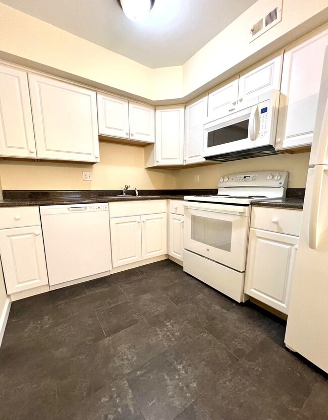 Building Photo - Gorgeous 1st Floor Apartment in Telford with Parking Spot! Available NOW!