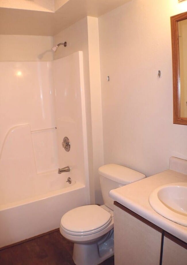 Building Photo - $1,095 | 2 Bedroom, 1 Bathroom 2nd Floor C...